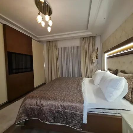 Urban Elegance Apartment *