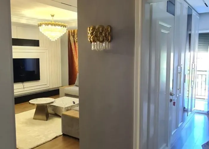 Urban Elegance Apartment *